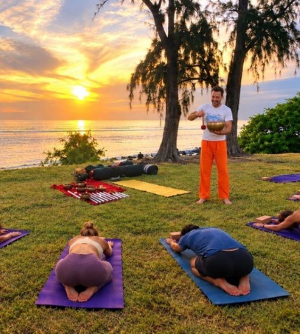 Séance collective de Sono-Yin Yoga, participants allongés sur leur tapis